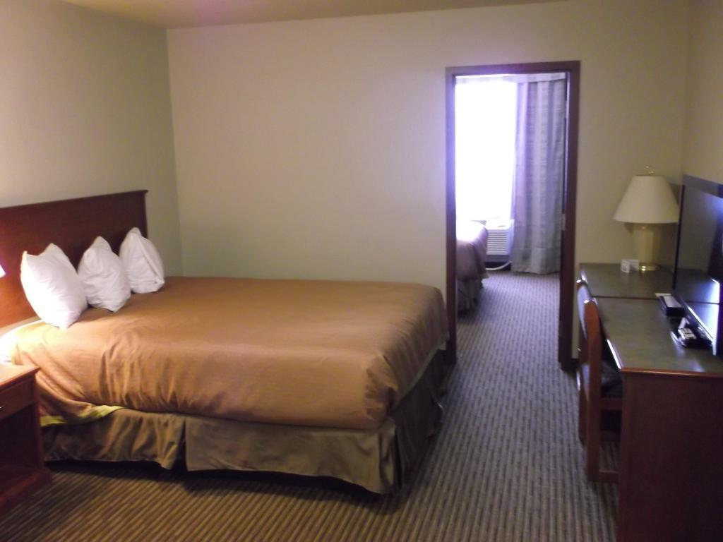 Foxwood Inn And Suites Fox Creek Стая снимка