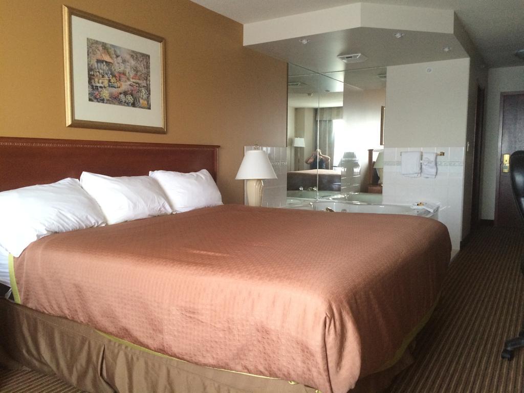 Foxwood Inn And Suites Fox Creek Стая снимка
