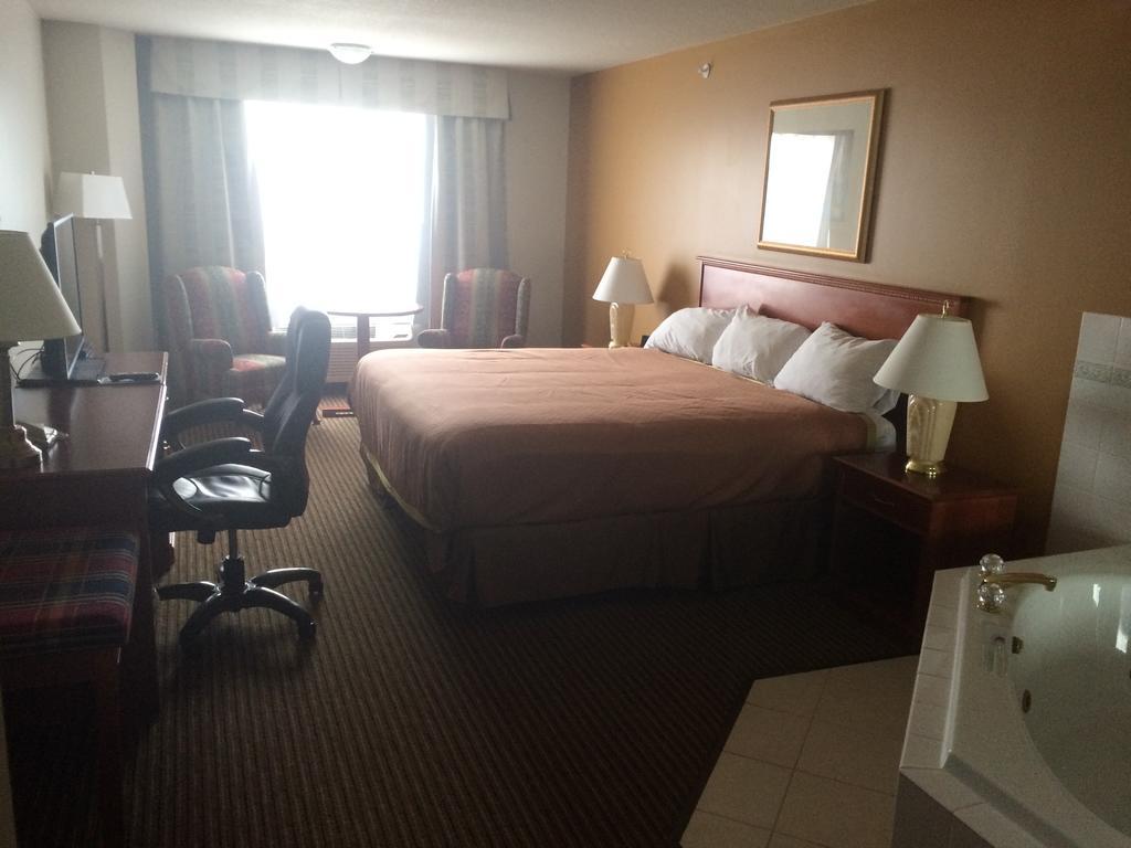 Foxwood Inn And Suites Fox Creek Стая снимка