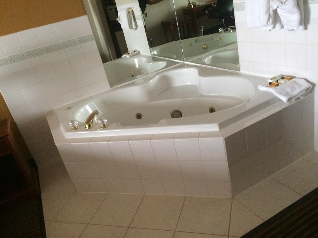 Foxwood Inn And Suites Fox Creek Стая снимка