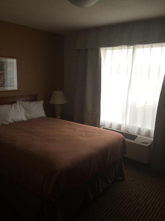 Foxwood Inn And Suites Fox Creek Стая снимка