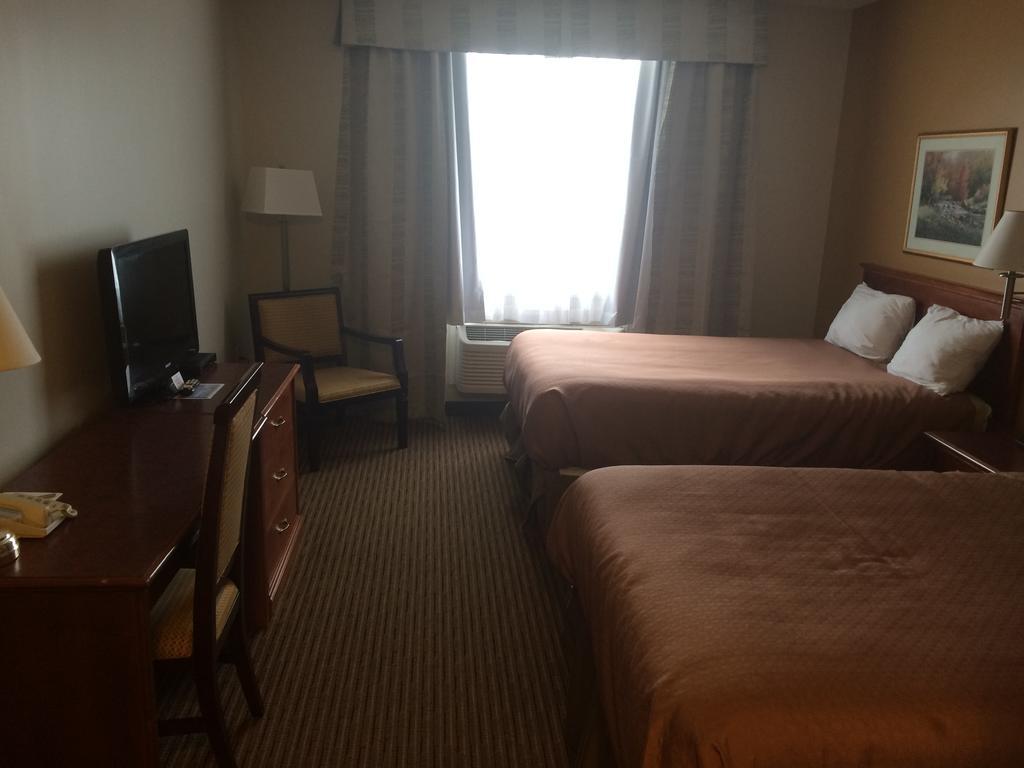 Foxwood Inn And Suites Fox Creek Стая снимка