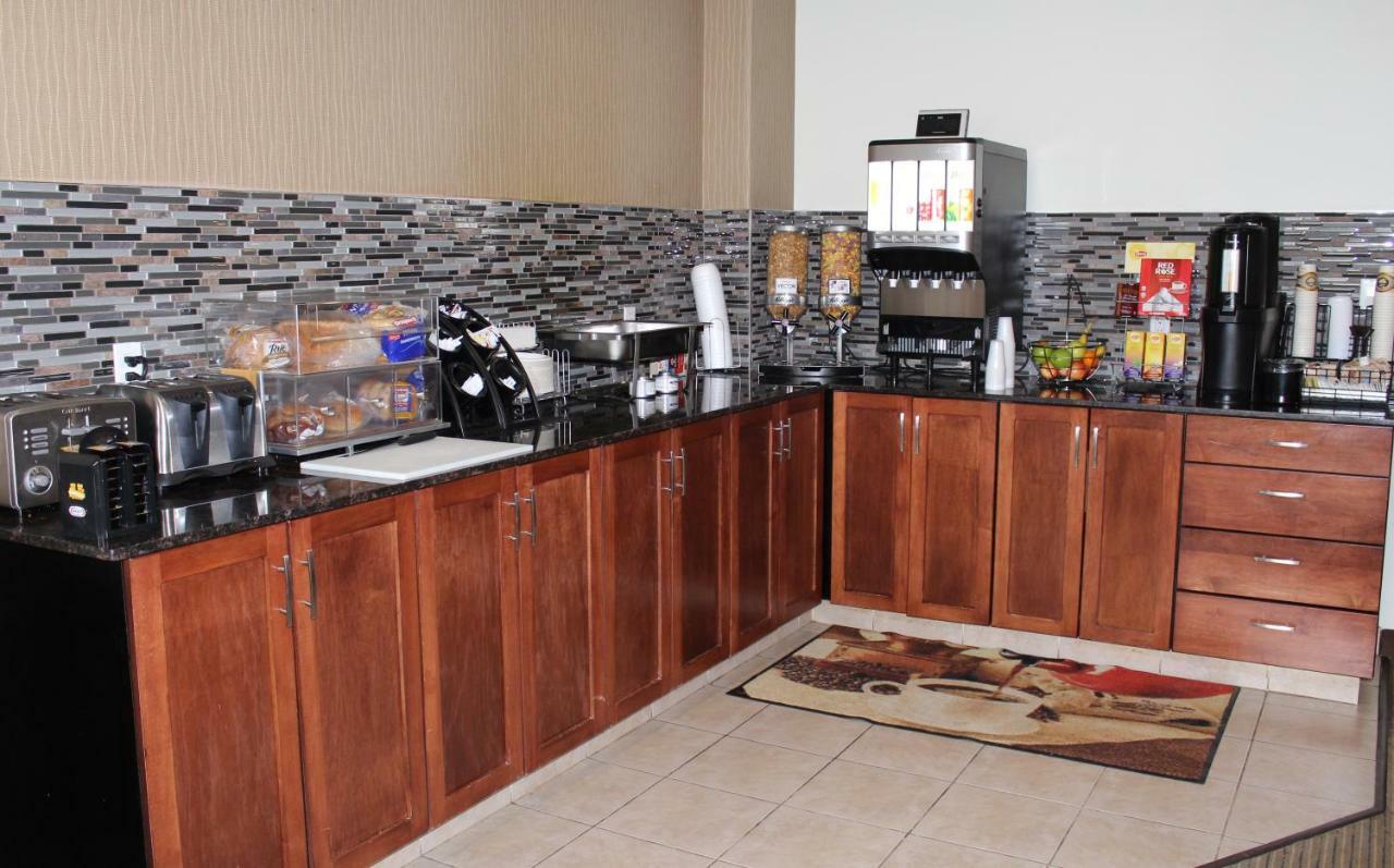 Foxwood Inn And Suites Fox Creek Екстериор снимка